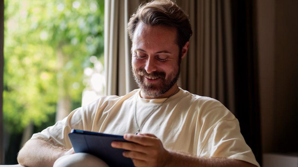 man-tablet