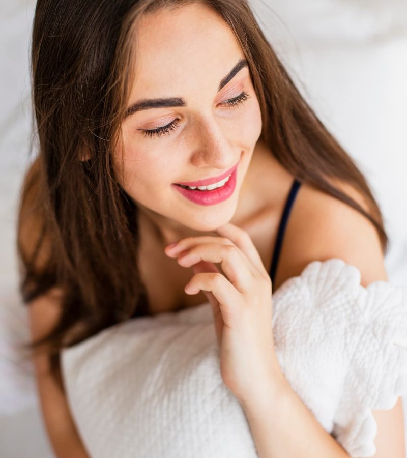 portrait-young-woman-looking-away portrait-young-woman-looking-away