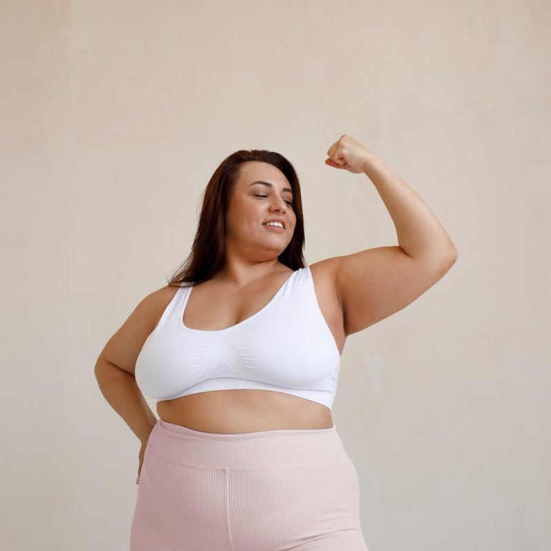 medium-shot-plus-size-model-posing-studio